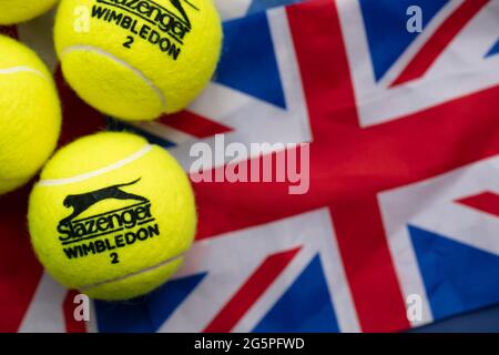 LONDRA, UK - Giugno 2021: Palla ufficiale di tennis di wimbledon Slazenger sulla bandiera del regno unito Foto Stock