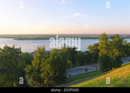 Vista del fiume Volga e la torre, dalle mura del Cremlino a Nizhny Novgorod Foto Stock