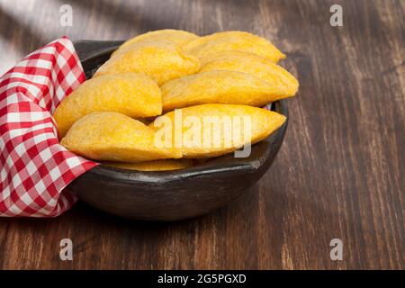 Gustose empanadas - cucina colombiana; foto su sfondo di legno Foto Stock