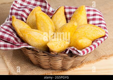 Gustose empanadas - cucina colombiana; foto su sfondo di legno Foto Stock