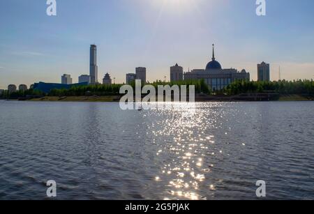 Nur-Sultan - Kazakistan: 10 giugno 2021: Vista della residenza del presidente Ak Orda, fiume Ishim. Vista sulla città Foto Stock