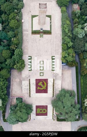 Nanjing, Cina. 28 Giugno 2021. Il tema fiore mostra si tiene per celebrare il 100 ° anniversario della fondazione del Partito comunista cinese a Nanjing, Jiangsu, Cina il 28 giugno 2021.(Photo by TPG/cnsphotos) Credit: TopPhoto/Alamy Live News Foto Stock