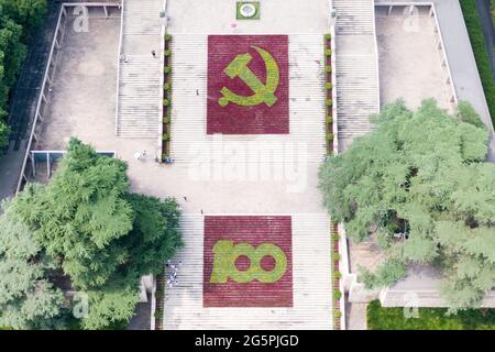 Nanjing, Cina. 28 Giugno 2021. Il tema fiore mostra si tiene per celebrare il 100 ° anniversario della fondazione del Partito comunista cinese a Nanjing, Jiangsu, Cina il 28 giugno 2021.(Photo by TPG/cnsphotos) Credit: TopPhoto/Alamy Live News Foto Stock