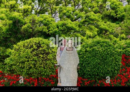 Piazza al Muthamid con fontane e sculture moderne, Silves, Algarve, Portogallo Foto Stock