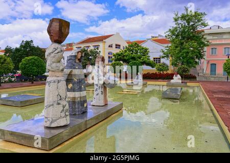 Piazza al Muthamid con fontane e sculture moderne, Silves, Algarve, Portogallo Foto Stock