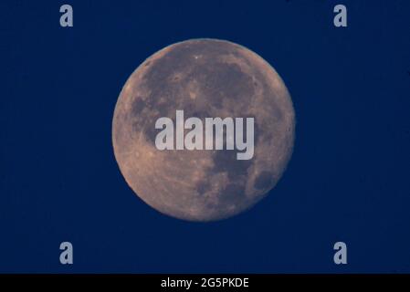 Lahore, Pakistan. 26 Giugno 2021. (6/26/2021) una visione dell'ultima Luna Super, luna fragola dell'anno 2021 su cielo a Lahore. L'ultima superluna del 2021, la luna piena di fragole, sorgerà oggi e sarà visibile a Lahore. Secondo l'esperto astrologico Dr Javed Iqbal, la luna sarà più vicina alla terra del solito e così, apparirà più grande, così il termine 'Luna più grande'. La luna piena di fragole apparirà più luminosa alle 11:39, ha detto l'esperto. (Foto di Rana Sajid Hussain/Pacific Press/Sipa USA) Credit: Sipa USA/Alamy Live News Foto Stock