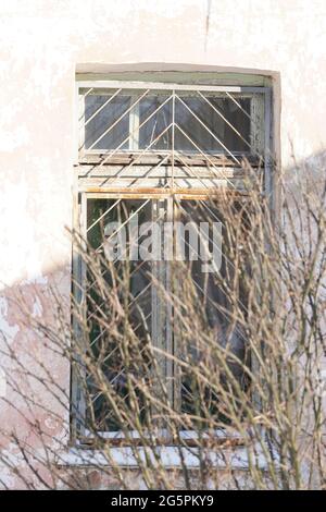 vecchie finestre in legno con bar Foto Stock