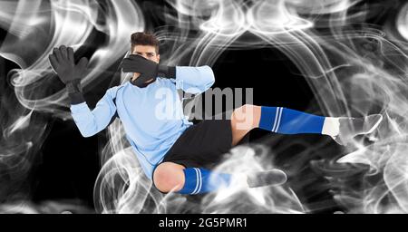 Composizione del portiere maschio che cattura la palla su sfondo nero Foto Stock