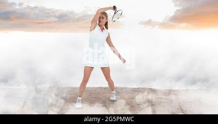 Composizione di tennista femminile che tiene una racchetta da tennis all'aperto Foto Stock