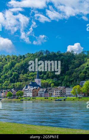 Paesaggio urbano di San Goar con la Chiesa evangelica Collegiata, alta Valle del Medio Reno, patrimonio mondiale dell'UNESCO, Rheineland-Palatinate Germania Foto Stock