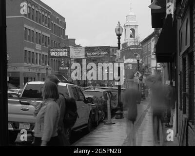 Immagine a lunga esposizione scattata in Hanover Street, Boston. Foto Stock