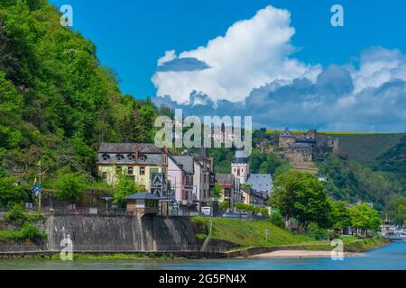 Paesaggio urbano di San Goar con il castello di Rheinfels, alta Valle del Medio Reno, Patrimonio dell'Umanità dell'UNESCO, Rheineland-Palatinate Germania Foto Stock
