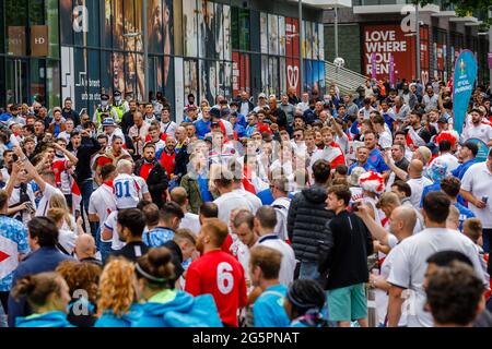 Wembley Stadium, Wembley Park, Regno Unito. 29 giugno 2021. Tifosi inglesi in buona spirit giocando con mini palloni fuori dal pub in Arena Square, in vista della FINALE EURO 2020 16 partita tra Inghilterra e Germania al Wembley Stadium. Campionato europeo di calcio UEFA. Amanda Rose/Alamy Live News Foto Stock