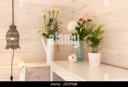 Festoso e romantico bouquet di peonie bianche e rosa su un muro di legno bianco sfondo, stile scandinavo. Sfondo del matrimonio Foto Stock