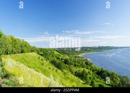 Vista di Nizhny Novgorod e del fiume Volga da lontano Foto Stock