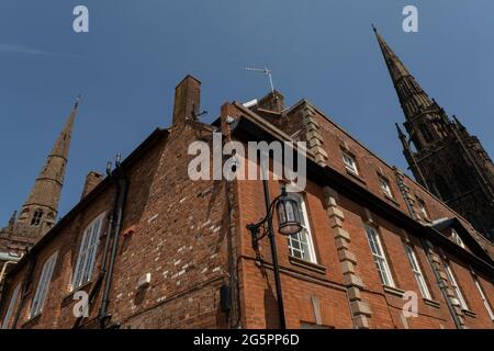 Esterno della cattedrale di Coventry, conosciuta anche come St Michaels, una chiesa gotica del XIV secolo, il 23 giugno 2021 a Coventry, Regno Unito. La Chiesa Madre di San Michele, comunemente conosciuta come Cattedrale di Coventry, è la sede del Vescovo di Coventry e della Diocesi di Coventry nella Chiesa d'Inghilterra. La cattedrale si trova in rovina e rimane una conchiglia rovinata dopo i suoi bombardamenti durante la seconda guerra mondiale. Foto Stock