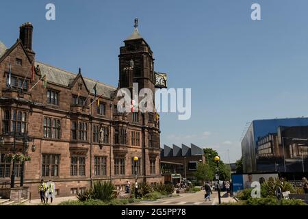 La Camera del Consiglio nella città britannica della cultura 2021 il 23 giugno 2021 a Coventry, Regno Unito. La Casa del Consiglio, Coventry è un edificio civico in stile Tudor Revival che funge da luogo d'incontro del comune di Coventry ed è stato costruito agli inizi del XX secolo. E' un edificio classificato di grado II. La Città della Cultura del Regno Unito è una designazione data ad una città nel Regno Unito per un periodo di un anno. L'obiettivo dell'iniziativa, amministrata dal Dipartimento per il digitale, la cultura, i media e lo sport. Coventry è una città che è sotto una grande scala e la rigenerazione attuale. Foto Stock