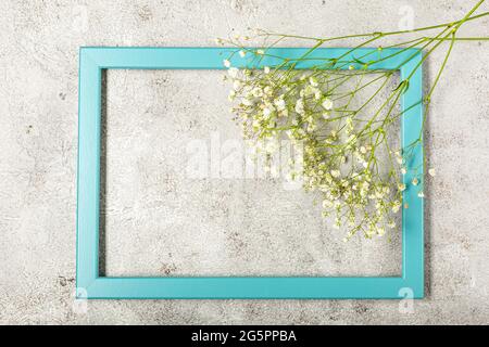 Banner creativo con fiore fresco bianco del respiro del bambino Foto Stock