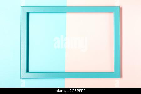 Cornice con ombra su sfondo rosa e blu pastello Foto Stock
