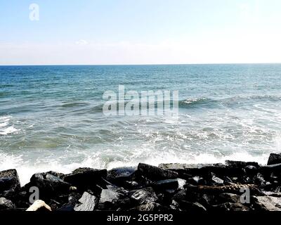 Onde sulla spiaggia, Chennai, nello Stato del Tamil Nadu, India Foto Stock