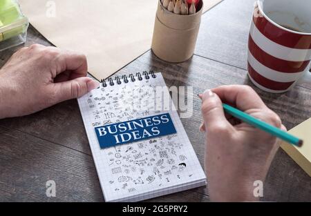 Idee di business disegnate su un blocco note Foto Stock