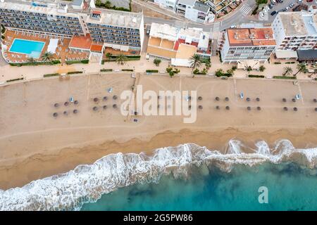 La foto del 4 giugno mostra la tranquilla spiaggia di Cala de Sant Vicent a Ibiza il Venerdì con pochissimi turisti sull'isola.le Isole Baleari sono state tenute fuori dalla lista verde e rimangono sulla lista ambra che ferma inglese vacanzieri.la prossima recensione è il 28 giugno. Foto Stock