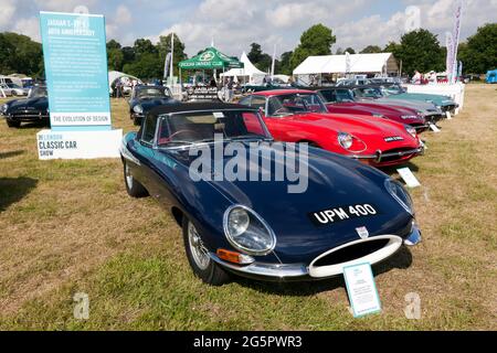 A 1961, Jaguar e-Type, Serie 1, una delle 7 auto originali della concorrenza in fabbrica (ex Tommy Sopwith), in mostra al London Classic Car Show 2021 Foto Stock