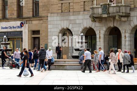 Dundee, Tayside, Scozia, Regno Unito. 29 Giugno 2021. Regno Unito tempo: Una calda giornata di sole in tutto il nord-est della Scozia con temperature che raggiungono i 17°C. I residenti locali sono ancora ben consapevoli delle linee guida di distanziamento sociale e l'uso di maschere facciali a Dundee. Un gruppo di persone si riuniscono per una giornata di socializzazione mentre si gode il tempo estivo nel centro della città. Credit: Dundee Photographics/Alamy Live News Foto Stock