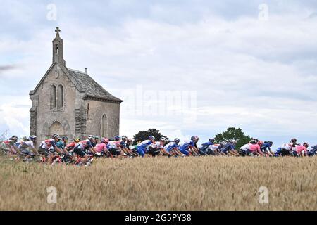 L'illustrazione raffigura il pacchetto di piloti in azione durante la quarta tappa della 108a edizione della corsa ciclistica Tour de France, a 150,4 km di distanza Foto Stock