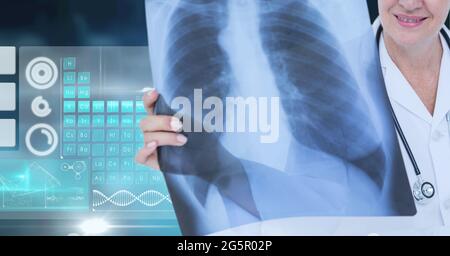 Sezione centrale del medico femminile che esamina la relazione radiologica contro l'elaborazione dei dati medici Foto Stock