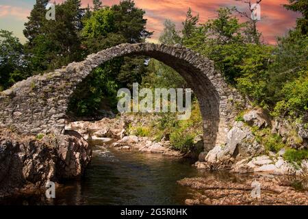 L'Old Packhorse Bridge, Carrbridge, Highlands, Scozia, Regno Unito. Foto Stock