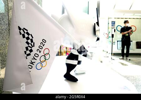 Tokyo, Giappone. 29 Giugno 2021. Un personaggio ufficiale dei Giochi Olimpici e Paralimpici 2020 in mostra al Governo Metropolitano di Tokyo . Credit: SOPA Images Limited/Alamy Live News Foto Stock