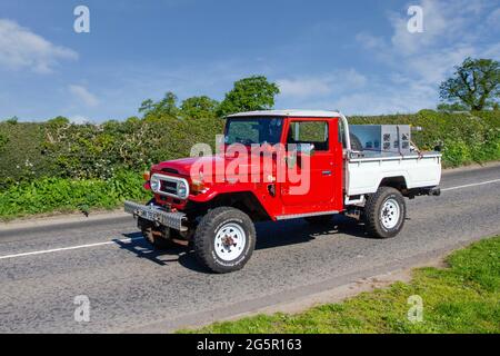 1977 70s rosso personalizzato Toyota Land Cruiser 2360cc diesel camion in viaggio per Capesthorne Hall classico maggio mostra auto, Cheshire, Regno Unito Foto Stock