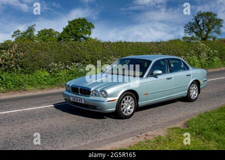 2003 blu verde Jaguar V6 se berlina a benzina automatica a 5 velocità da 2967 cc, in rotta per Capesthorne Hall Classic May car show, Cheshire, Regno Unito Foto Stock