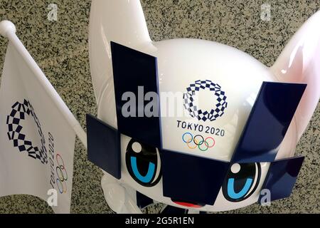 Tokyo, Giappone. 25 Giugno 2021. Un personaggio ufficiale dei Giochi Olimpici e Paralimpici 2020 in mostra al Tokyo Metropolitan Government Credit: James Matsumoto/SOPA Images/ZUMA Wire/Alamy Live News Foto Stock