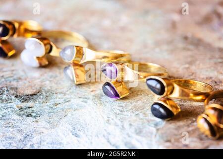 anello in ottone con pietra minerale su sfondo naturale Foto Stock