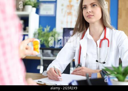 Il medico consiglia al paziente di assumere farmaci closeup Foto Stock