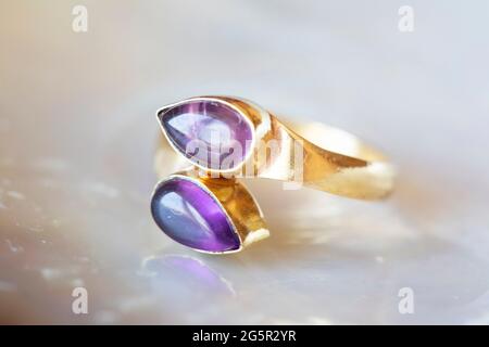 anello in ottone con pietra minerale su sfondo naturale Foto Stock