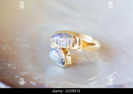 anello in ottone con pietra minerale su sfondo naturale Foto Stock