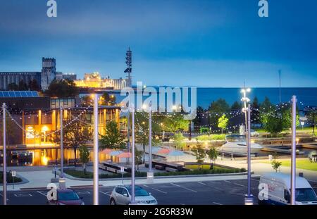 Thunder Bay, vista sulla città di notte, con ristorante e porticciolo in primo piano, ascensore, terminal portuale e Sleep Giant Provincial Par Foto Stock