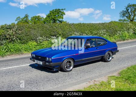 Ford Capri Injection a 5 velocità con cambio manuale da 2792 cc a benzina degli anni '1985 80 in viaggio per la mostra di auto classiche di maggio di Capesthorne Hall, Cheshire, Regno Unito Foto Stock