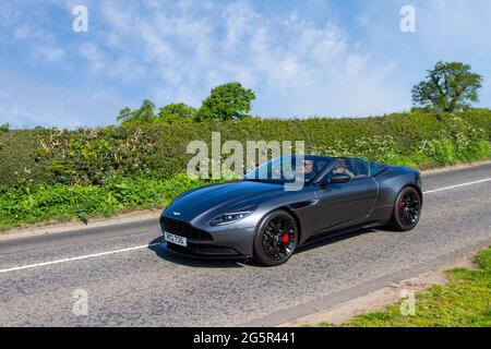 2018 Silver Aston Martin 8 velocità sequenziale automatico 3982 cc cabrio, in rotta per Capesthorne Hall Classic May car show, Cheshire, UK Foto Stock