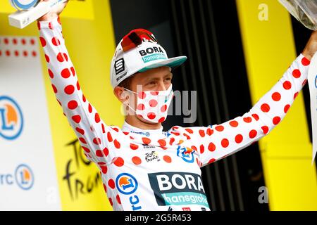 L'olandese IDE Schelling di Bora-Hansgrohe festeggia sul podio nella maglia rossa polka-dot per il miglior scalatore dopo la quarta tappa della 108a edizione Foto Stock