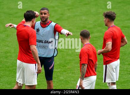 Harry Maguire, Kyle Walker, Kieran Trippier e John Stones in Inghilterra si riscaldano prima del calcio d'inizio durante il round UEFA Euro 2020 del 16 al Wembley Stadium di Londra. Data immagine: Martedì 29 giugno 2021. Foto Stock