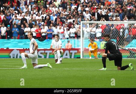 Harry Kane dell'Inghilterra (a sinistra), Harry Maguire (al centro) e Kai Havertz della Germania prendono un ginocchio prima della partita UEFA Euro 2020 del 16 al Wembley Stadium di Londra. Data immagine: Martedì 29 giugno 2021. Foto Stock