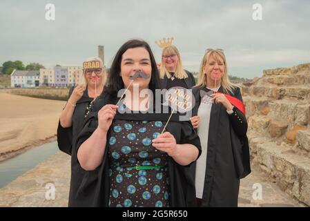 St Andrews, Fife, Regno Unito. L'Università di St Andrews, di prossima uscita, si è laureata Katrina Peattie, Sarah Ramage, Audrey Field e Yvonne Smith in occasione delle celebrazioni al St Andrews Pier. I quattro laureati nell'ambito del programma scozzese di accesso allargato. SWAP East è una partnership tra università e università nell'est della Scozia che mira a promuovere e sostenere l'accesso all'istruzione superiore per gli adulti. Più di 1900 studenti saranno conferiti i loro diplomi praticamente questa settimana a causa delle restrizioni di Covid-19. Foto di Gayle McIntyre Foto Stock