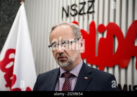 Varsavia, Polonia. 29 Giugno 2021. Il Ministro della Sanità, Adam Niedzielski, ha visto durante la sua conferenza stampa a Varsavia.Conferenza stampa del Ministro della Sanità, Adam Niedzielski, e Maria Ochman - la presidente del Segretariato Nazionale per la Sanità dell'Unione indipendente per il Commercio "solidarietà" (KK NSZZ "Solidarnosc"). (Foto di Attila Husejnow/SOPA Images/Sipa USA) Credit: Sipa USA/Alamy Live News Foto Stock