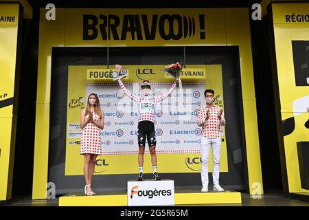 L'olandese IDE Schelling di Bora-Hansgrohe festeggia sul podio nella maglia rossa polka-dot per il miglior scalatore dopo la quarta tappa della 108a edizione Foto Stock