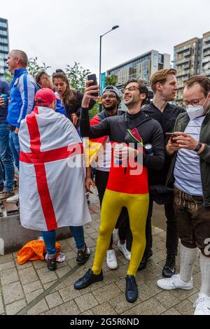 Wembley Stadium, Wembley Park, Regno Unito. 29 giugno 2021. Inghilterra e tifosi tedeschi in buona spirit fuori dal pub di Arena Square, in vista della FINALE EURO 2020 16 partita tra Inghilterra e Germania al Wembley Stadium. Campionato europeo di calcio UEFA. Amanda Rose/Alamy Live News Foto Stock