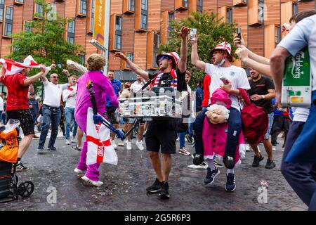 Wembley Stadium, Wembley Park, Regno Unito. 29 giugno 2021. Tifosi inglesi in buona spirit, in vista della FINALE EURO 2020 16 partita tra Inghilterra e Germania al Wembley Stadium. Campionato europeo di calcio UEFA. Amanda Rose/Alamy Live News Foto Stock